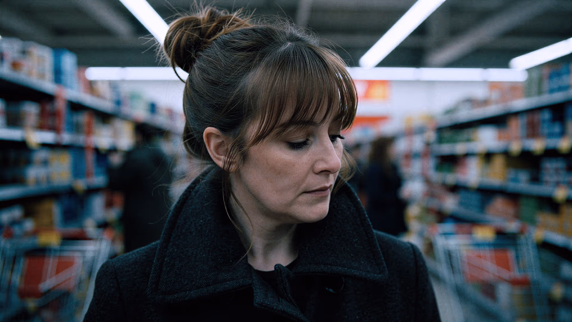 Frau mit besorgtem Gesichtsausdruck in einem Supermarktgang, symbolisch für Angst, Überforderung und emotionale Belastung im Alltag.